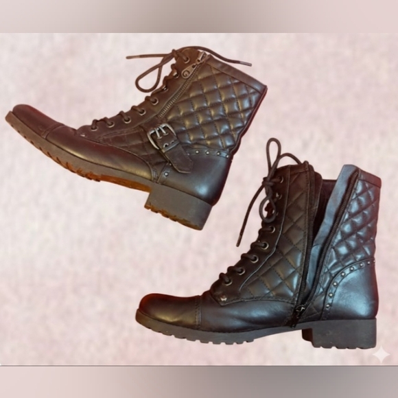 GUESS BLACK QUILTED COMBAT BOOTS SIZE 9M - STYLISH AND EDGY. - Picture 2 of 4